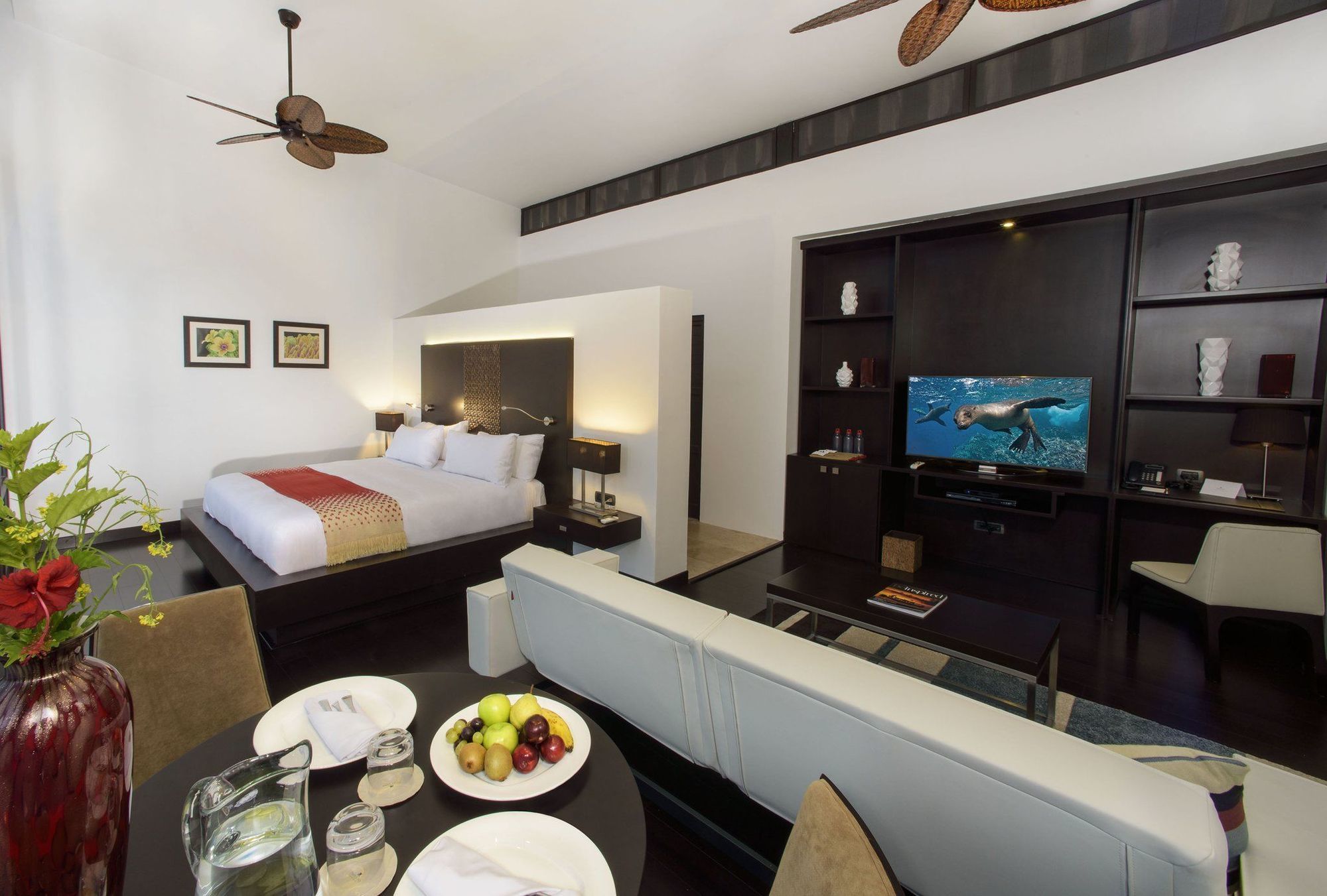 Pikaia Lodge Santa Cruz Island Eksteriør bilde